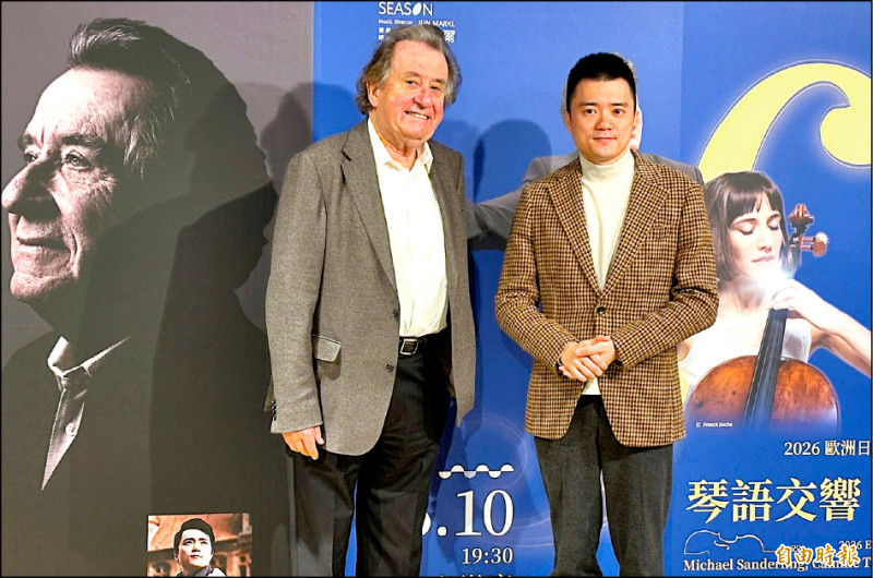 維也納鋼琴大師布赫賓德（左）與指揮吳曜宇於記者會上合影。（記者董柏廷攝）