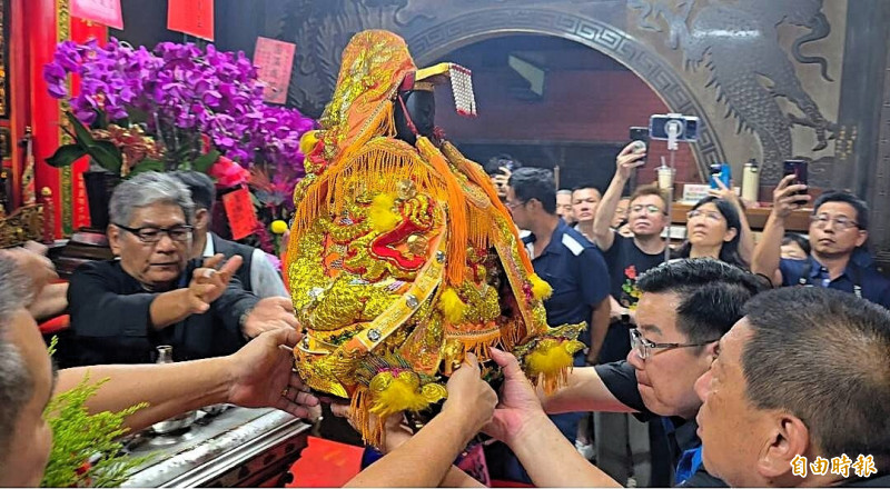 李永豐到白沙屯拱天宮上香並請出「二媽」一起看戲。（記者凌美雪攝）