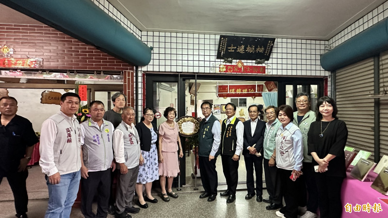 台南市歷史名人詹評仁故居掛牌，市長黃偉哲（中右1）及前市長許添財（中右3）等人均出席。（記者劉婉君攝）