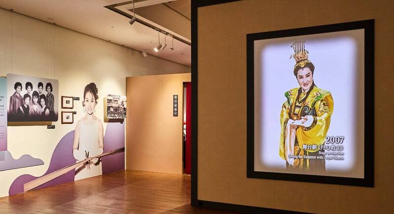 「世紀初戀‧楊麗花 歌仔戲特展」展出珍貴影音、照片及相關展品，並透過AI技術實現觀眾與楊麗花合照及共演願望。（傳藝中心提供）