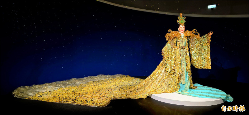 「世紀初戀‧楊麗花 歌仔戲特展」展出珍貴影音、照片及相關展品，並透過AI技術實現觀眾與楊麗花合照及共演願望。（記者凌美雪攝）