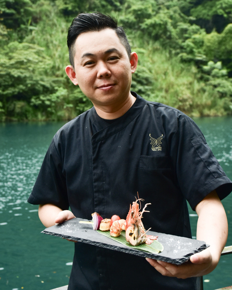 主廚黃俊偉特別為來館的媽媽加碼現烤「日式海鮮串燒」。（馥蘭朵烏來提供）