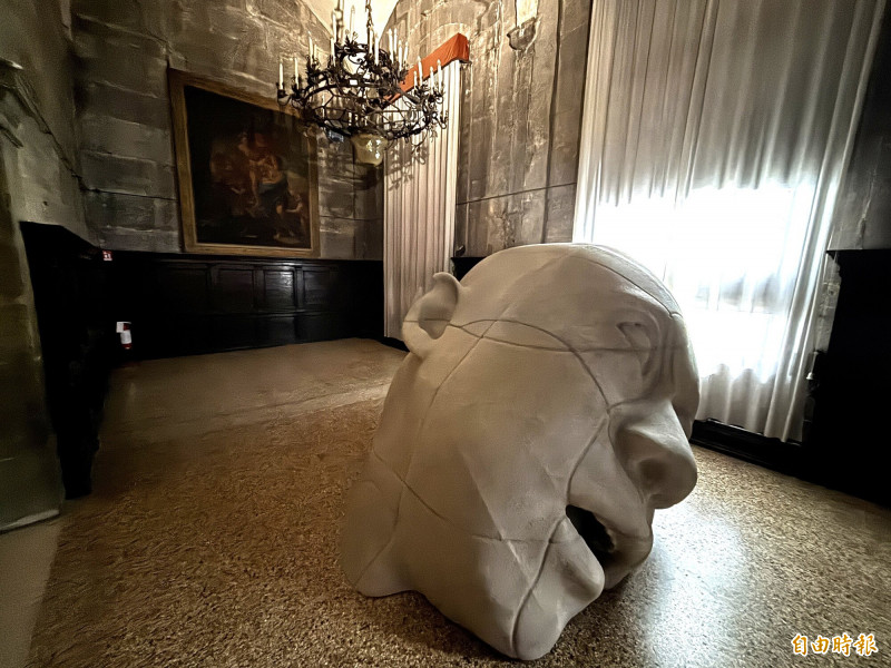 散落在普宮展場各處、以 3D 列印製成的巨大雕塑裝置同樣引人注目。（記者董柏廷攝）