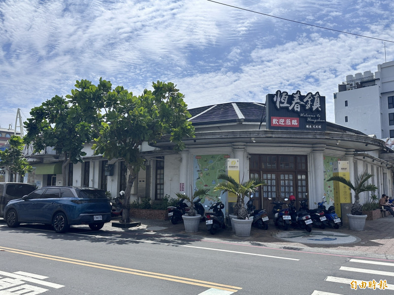 公會堂過於現代商業裝潢遮掩美貌。（記者蔡宗憲攝）