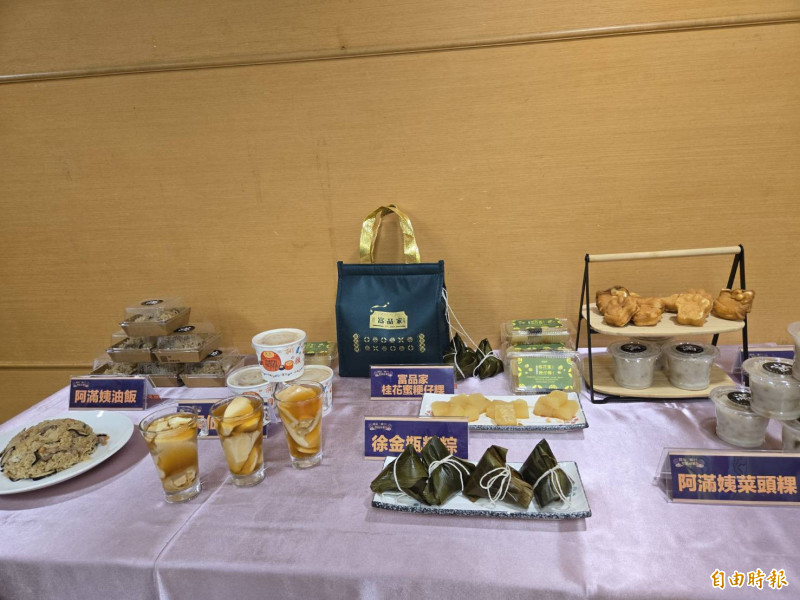 行腳期間沿途提供許多在地特色美食，讓信眾補給。（記者賴筱桐攝）