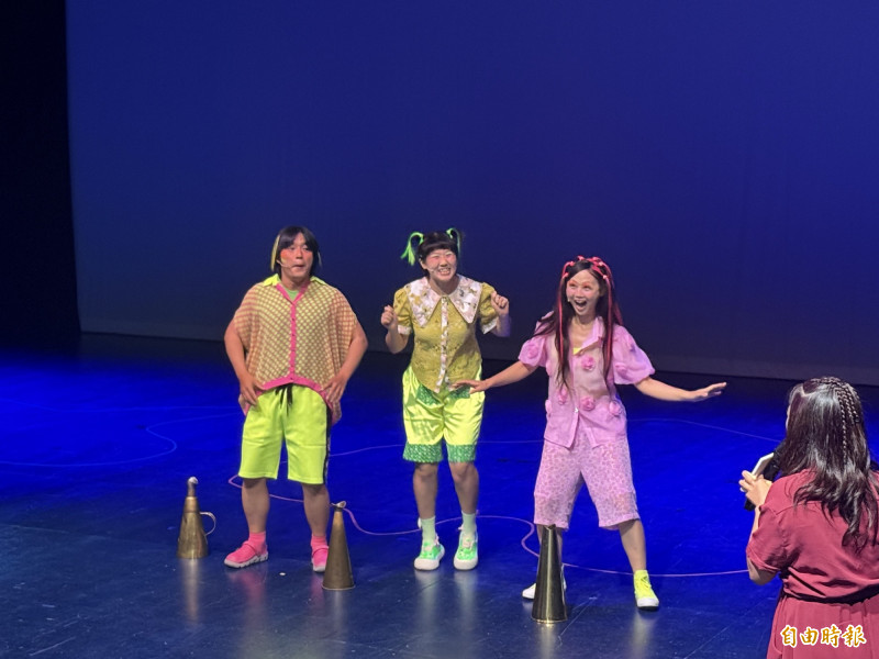 今年的主題「開啟兒童模式」，由ART島的居民以誇張的肢體演出模式介紹今年演出團隊。（記者孫唯容攝）