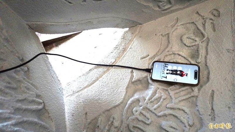 李亦凡將3D列印的巨型雕塑設計為觀眾休憩座位，更埋入手機充電線。（記者董柏廷攝）