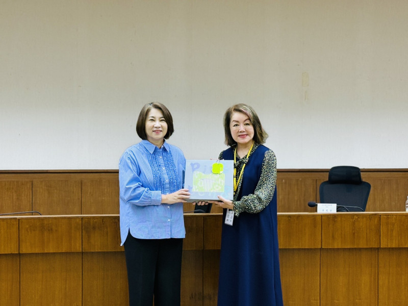 日本國際媽祖會會長曾鳳蘭（右）率團拜訪屏東縣政府，縣長周春米（左）贈禮歡迎。（圖由屏東縣政府提供）