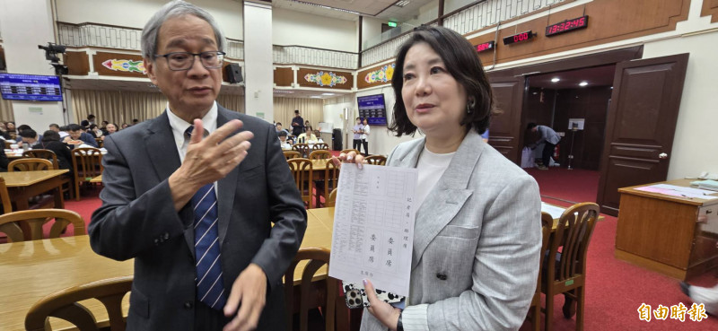 立委吳思瑤（右）出示今日列席官員座位圖，表示召委不能隨便請在場官員離席；文化部長李遠則指出胡元輝進立院答詢的適法性。（記者凌美雪攝）