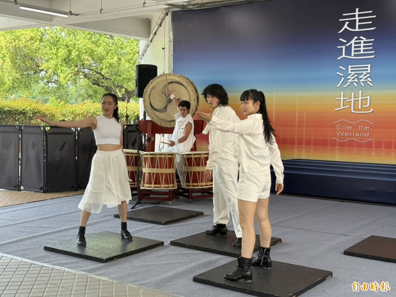 2026成龍濕地流動藝術饗宴，今年主題為「走進濕地」，邀請知名舞團「舞工廠踢踏舞團」演出。（記者李文德攝）