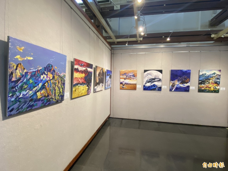 近百幅作品，每一幅都有其故事，讓人驚豔。（記者張聰秋攝）