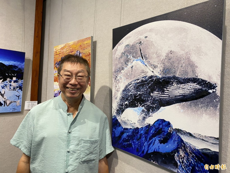 羅榮源作品《玉山鯨夢》，刻意把玉山視角拉低，讓藍鯨漂浮山間。（記者張聰秋攝）
