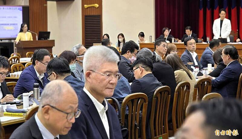 公視董事長胡元輝回到列席座位。（記者凌美雪攝）