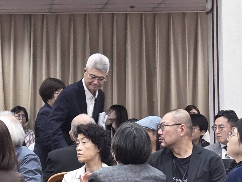 立法院今（7）日邀請文化部進行業務報告並備詢，但公共電視董事長胡元輝卻遭到在野立委以「第7屆董事會不能延任」為由，被趕出議場。（記者凌美雪攝）