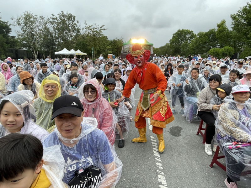 《順風耳的新香爐》演員與台下觀眾逗趣互動。（紙風車提供）