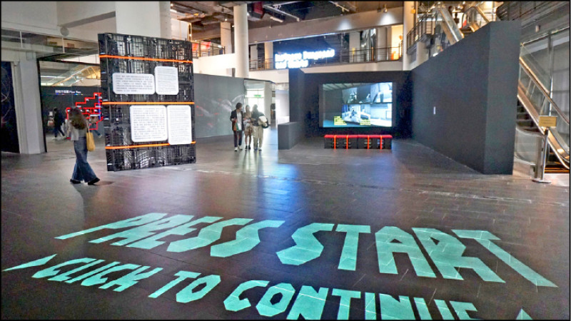 展覽以電玩遊戲開頭常見的Press Start、Click to Continue畫面設計為入口意象。