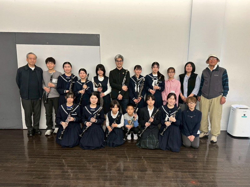 楊元碩率團在日本防府市與防府市吹奏樂團、3所中小學生技術交流。（嘉頌重奏團提供）