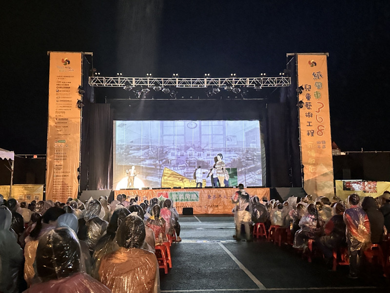 紙風車劇團前進嘉義縣阿里山鄉、新港鄉及屏東縣高樹鄉，演出經典劇碼《台灣幻想曲》。（紙風車文教基金會提供）