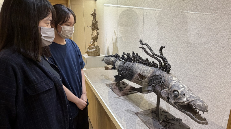 工藝家林時植創作的「異域no.18」，融合機械與電路的未來生物奇幻造型。（文化局提供）