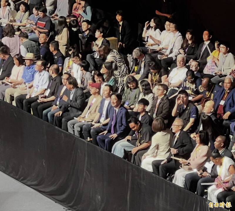 屏東在地青年曾鼎凱坐在賴總統右手邊的座位聽音樂會。（記者羅欣貞攝）