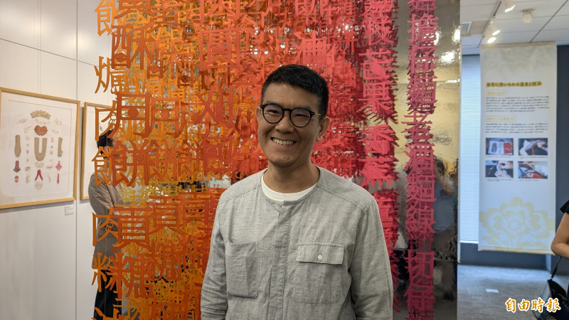 馬祖剪花創作者陳治旭，帶著9位馬祖阿婆的剪花作品一起到日本展出。（記者林翠儀攝）