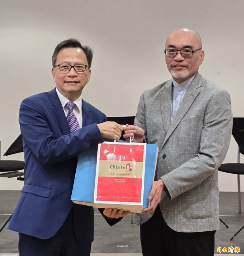 北市國團長鄭立彬（右）代表致贈台灣伴手禮予駐德國大使谷瑞生。（記者凌美雪攝）