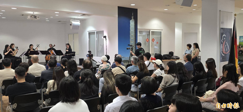 在正式登上柏林愛樂廳之前，北市國室內樂團隊先赴我國駐德代表處進行快閃演出。（記者凌美雪攝）