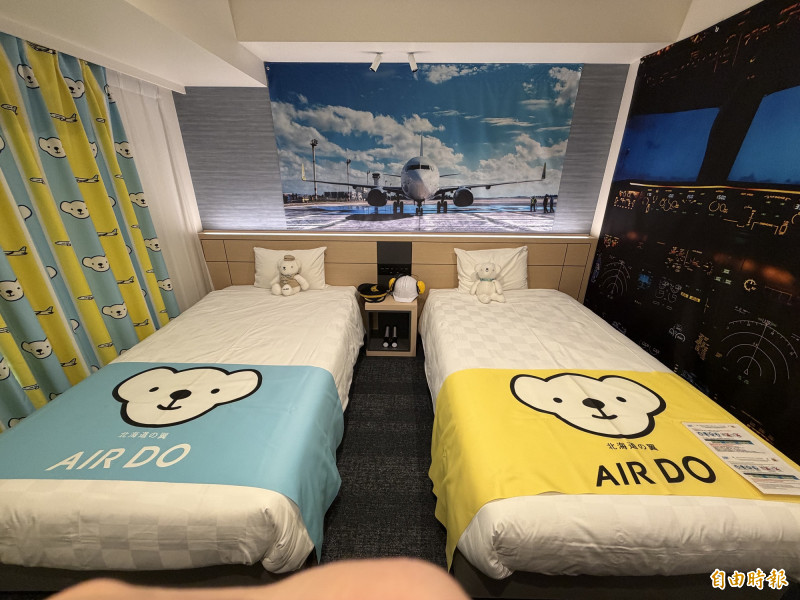 和AIRDO航空公司合作的「AIRDO房」，讓住宿客延伸飛航的樂趣。（記者周幸叡攝）