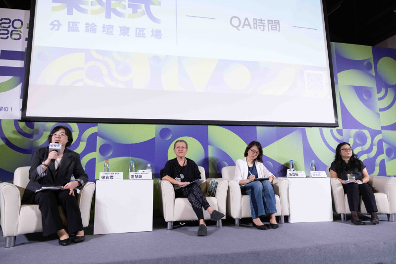 文化部常務次長徐宜君（左起）、引言人雲門舞集舞蹈教室董事長温慧玟、與談人國立台北藝術大學藝術與人文教育研究所副教授兼所長吳岱融、國家兩廳院副總監黃本婷，以「文化進行式：兒少 × 青年文化參與」為題展開討論。（文化部提供）