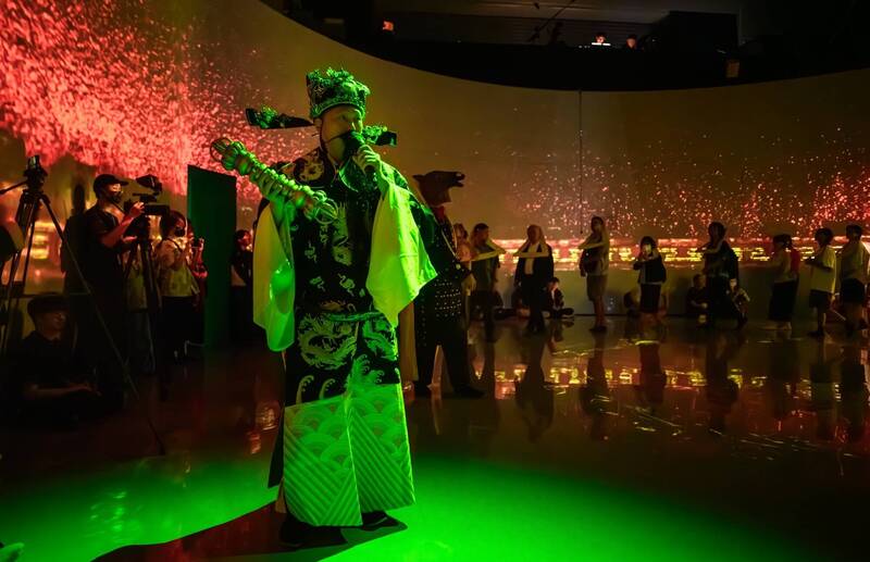 展覽開幕結合宗教儀式、現場誦唸與身體行動，進一步延伸「地獄懺 」所建構的沉浸式地獄道場。（國美館提供，蔡鴻民攝影）