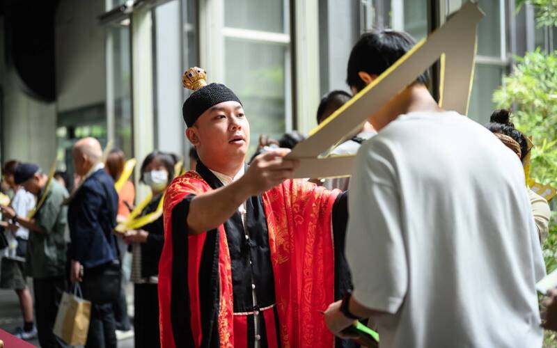 「地獄懺」展覽開幕演出結合宗教儀式、現場誦唸與身體行動。（國美館提供，蔡鴻民攝影）
