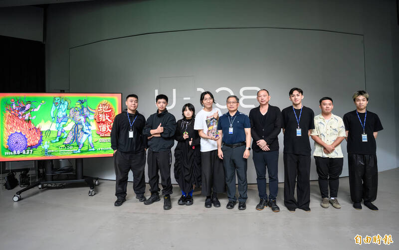 國美館副館長汪佳政（中）與「地獄懺」展演計畫由藝術家姚瑞中與閔詩涵、陳誌陽所組成的新媒體藝術團隊海闊拉帝共同創作。（記者蔡淑媛攝）