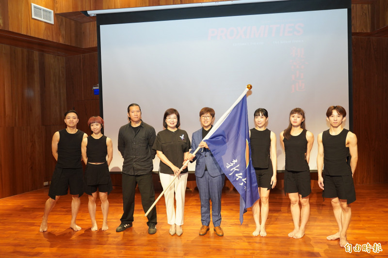 替「艸雨田舞蹈劇場」英國愛丁堡巡演加油  新竹縣府今天授旗