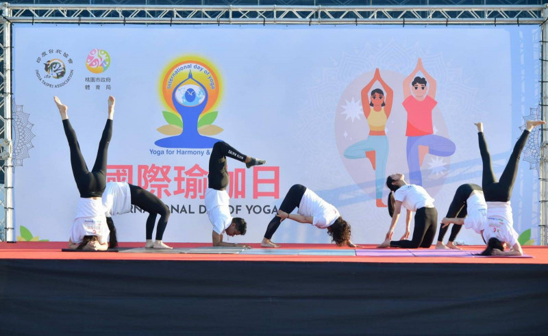 破100人免費瑜伽!週末新北馬公公園見 印度台北協會會長領軍開練
