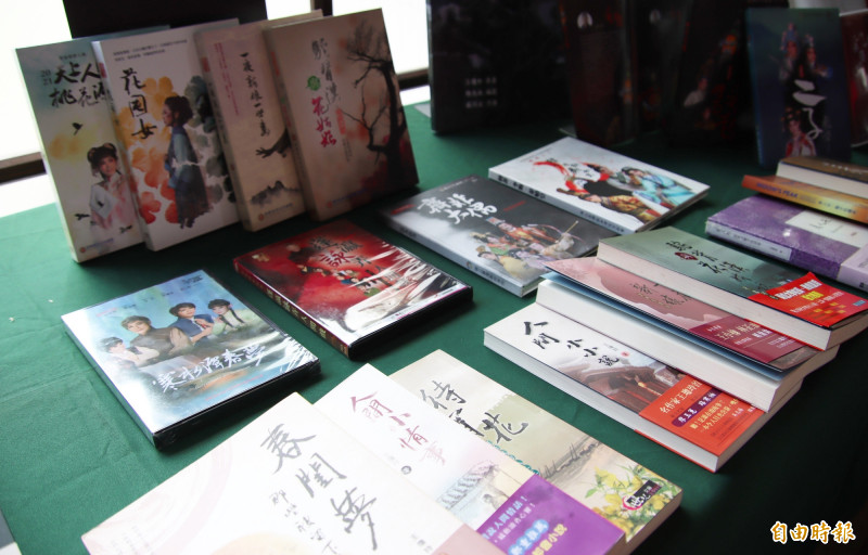 王瓊玲的作品以鄉土情懷、歷史真實與人性描寫為根基。（記者林宜樟攝）