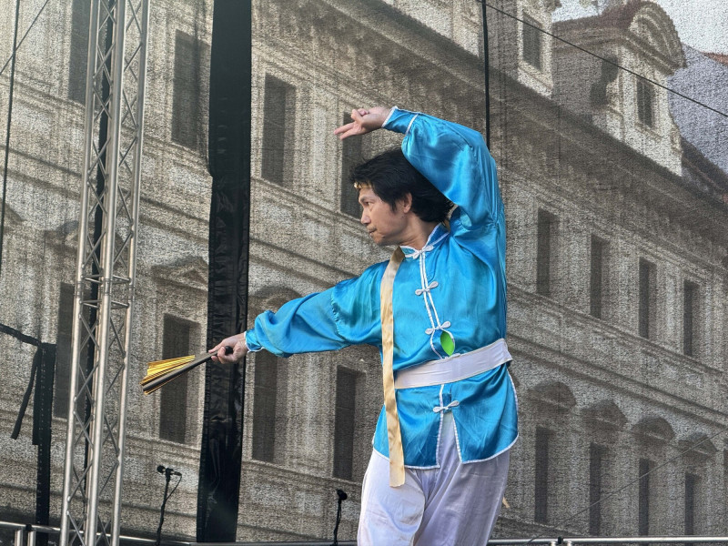 台灣舞者李高嘉登上布拉格民俗節，以武術演繹台語經典曲目〈追追追〉。（劉郁葶攝，中央社提供）