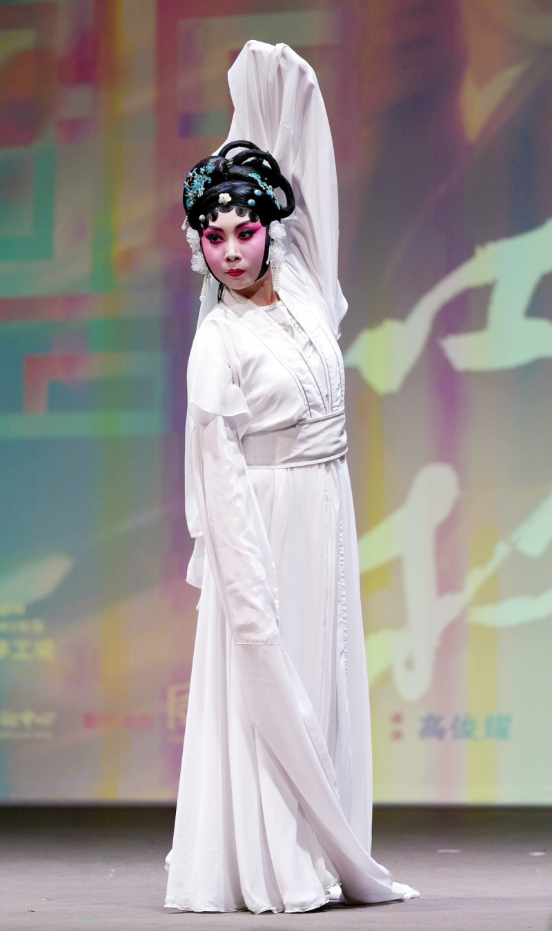 . 窮劇場《紅梅虎度》，揉合粵劇與歌仔戲民間兩大劇種，讓《再世紅梅記》的古典靈魂在當代「還魂」。（傳藝中心提供）