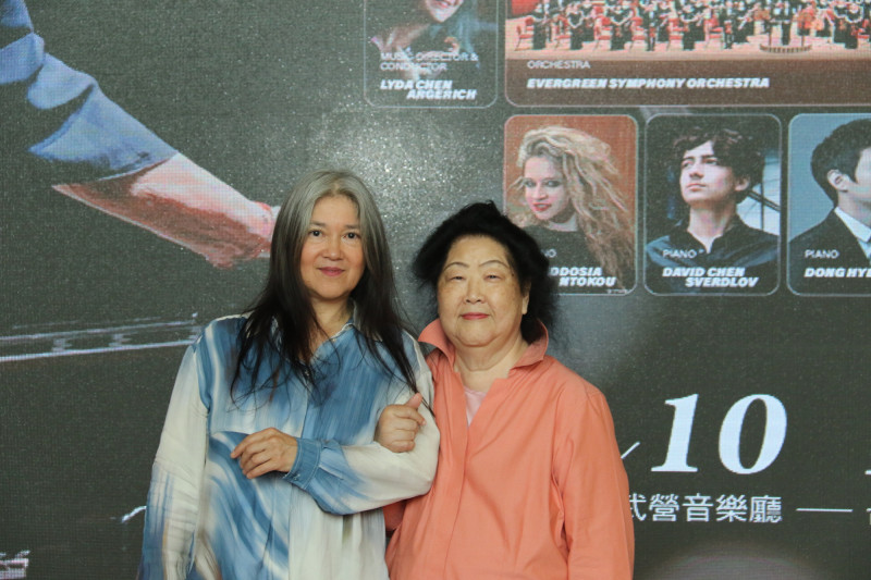 阿格麗希音樂節音樂總監麗達．陳．阿格麗希（左）與新象藝術總監樊曼儂出席「阿格麗希音樂節在台灣」宣告記者會。（新象提供）