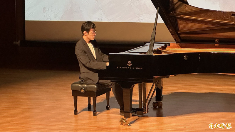 奇美藝術獎上屆得主張凱閔為頒獎典禮開場演奏。（記者劉婉君攝）