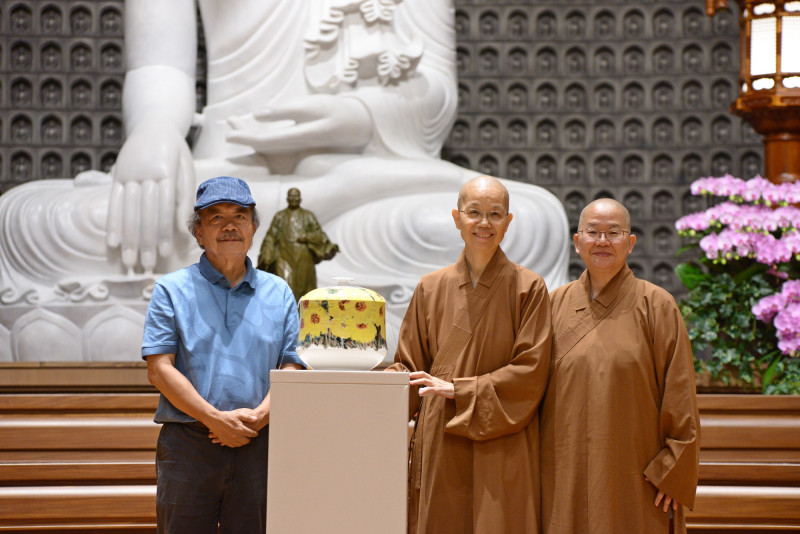 藝術家程代勒（左）捐贈陶作〈金色大地〉作為佛光緣美術館台中館館藏，與佛光緣美術館總館長如常法師（右）及佛光緣美術館台中館館長覺居法師（中）合影。（佛光山提供）