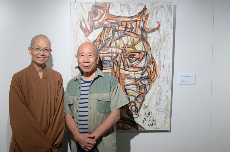 佛光緣美術館台中館館長覺居法師（左）及藝術家吳炫三（右）與其創作「南島少女和她的寵物」合影。（佛光山提供）