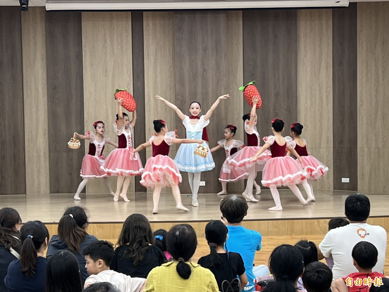 火金姑舞團躍進內埔社福館 演繹反毒《小紅帽》狠甩毒品誘惑