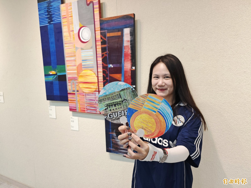 「陳青娖畫情造型藝術展」開幕當天還有扇子彩繪活動。（記者吳俊鋒攝）