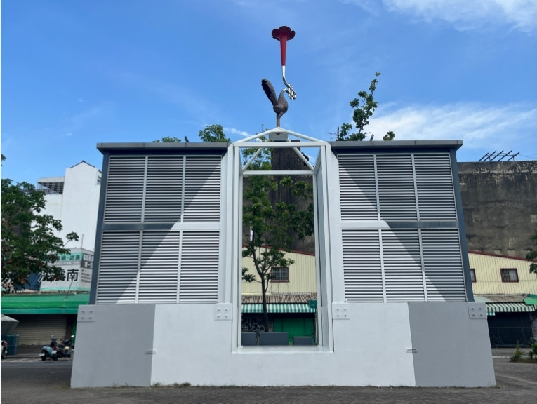 海安街道美術館《喉光普照》經典作品完成修繕，繼續高昂佇立。（南市都發局提供）