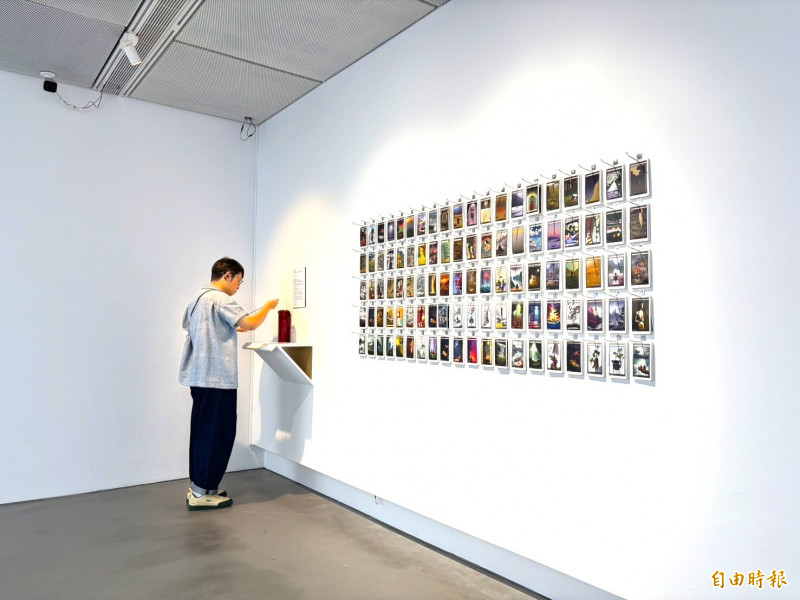 擲筊問事進美術館!莊約翰「神祕作品」被讚太神 香港觀眾狂問30分鐘