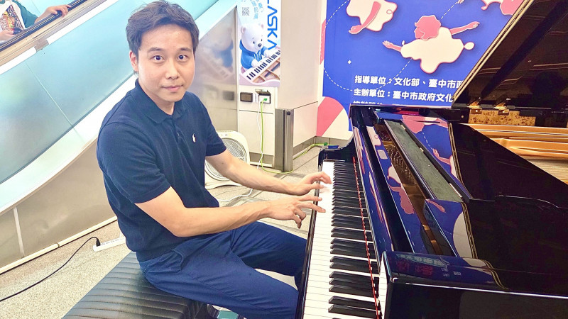 台裔鋼琴家林易現身台中捷運站 即興彈奏千萬名琴引驚呼
