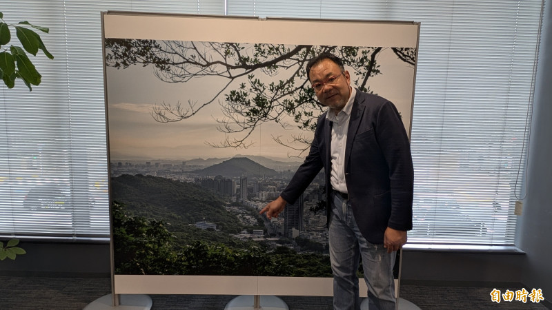 攝影家沈昭良指著自強新村在高雄市區的位置，這是台灣眷村改建之後，目前還具有完整的唯一大型的集合式眷村。 （記者林翠儀攝）