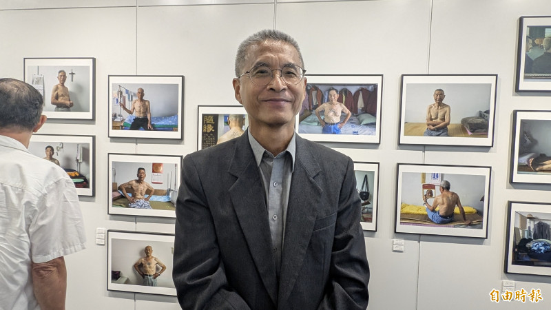 攝影家黃子明鏡頭下的韓戰中國志願軍戰俘，他們身上刺有「反共抗俄」、「殺朱拔毛」等反共標語。（記者林翠儀攝）