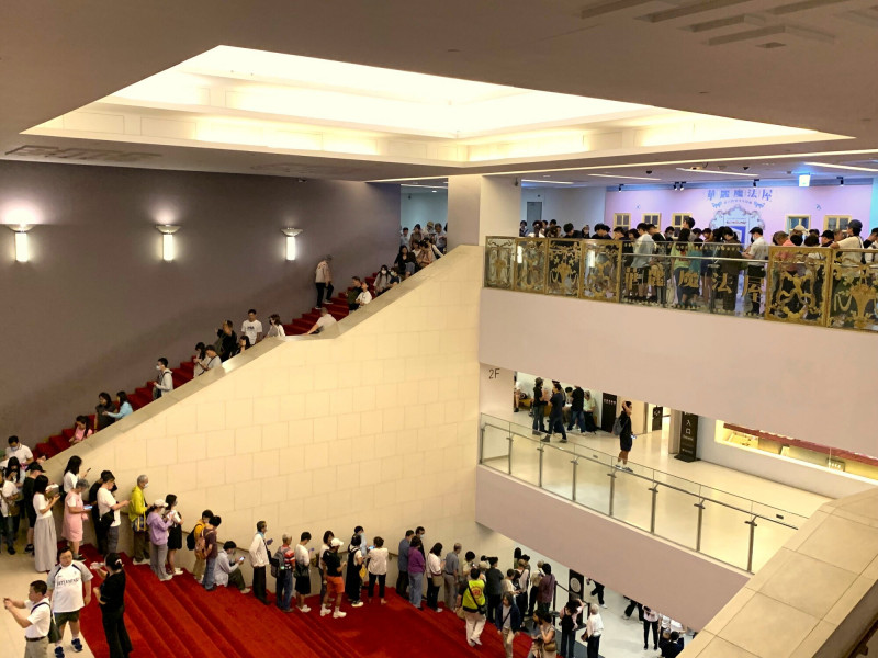 《龍藏經》展人潮排到懷疑人生 紓解方案竟有門票優惠 故宮說原由