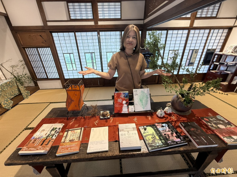 雲林縣政府即日至8月23日在雲林記憶Cool（虎尾出張所宿舍）舉辦「金嗷講冊」閱讀活動，展出金鼎、金漫、金繪、金典獎共58本作品。（記者李文德攝）